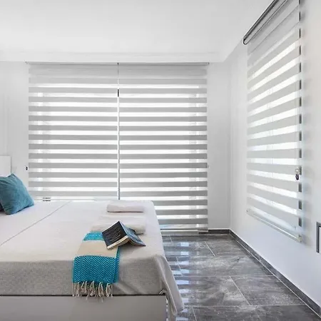 Sleeps 8 Pool Air Con Wifi