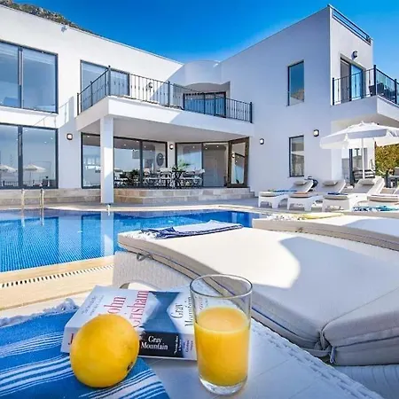 Sleeps 8 Pool Air Con Wifi Vilă