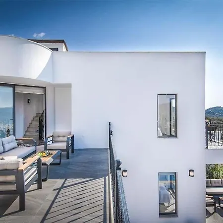 Sleeps 8 Pool Air Con Wifi Καλκάν