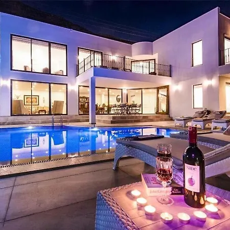 Sleeps 8 Pool Air Con Wifi Βίλα Καλκάν